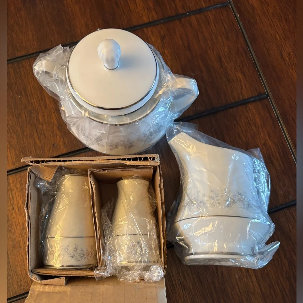 New Noritake Marywood 2181 Sugar Bowl W/ Lid Salt & Pepper and Creamer Set